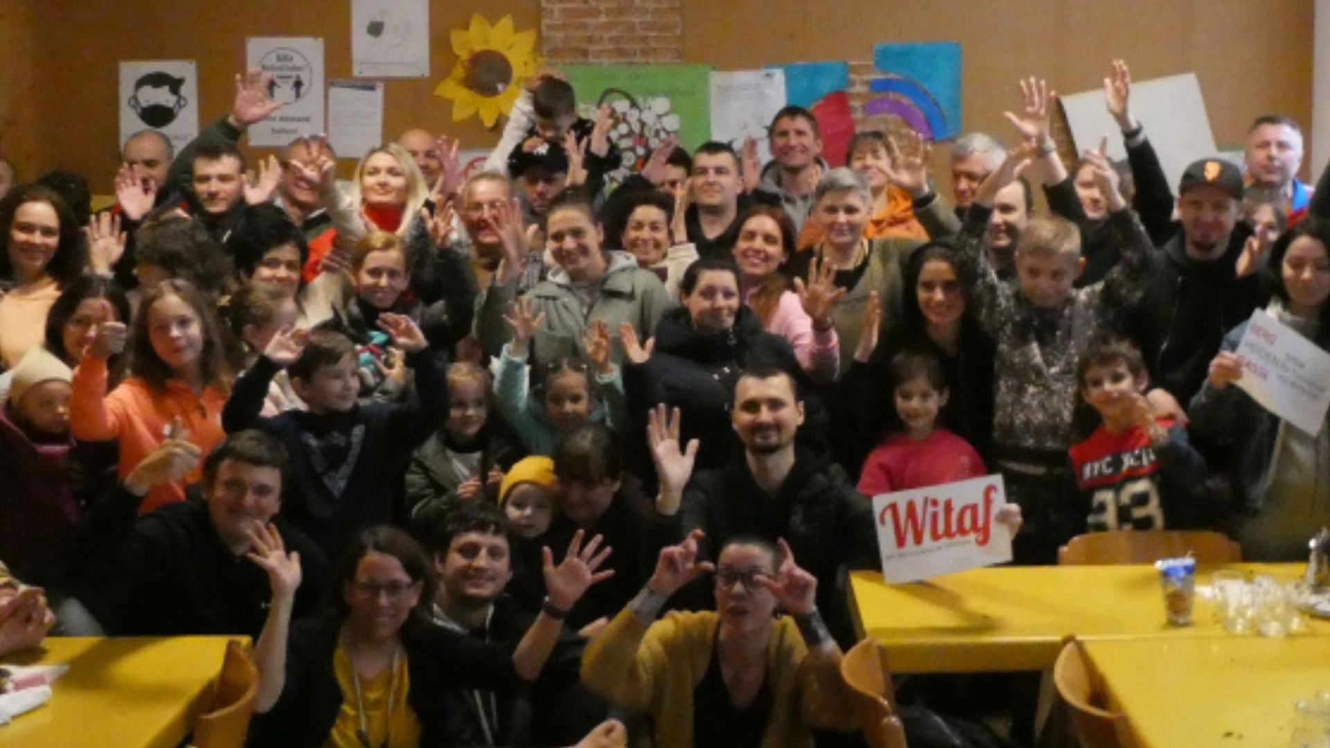 Gruppenbild mit geh&ouml;rlosen, ukrainischen Vertriebenen bei WITAF