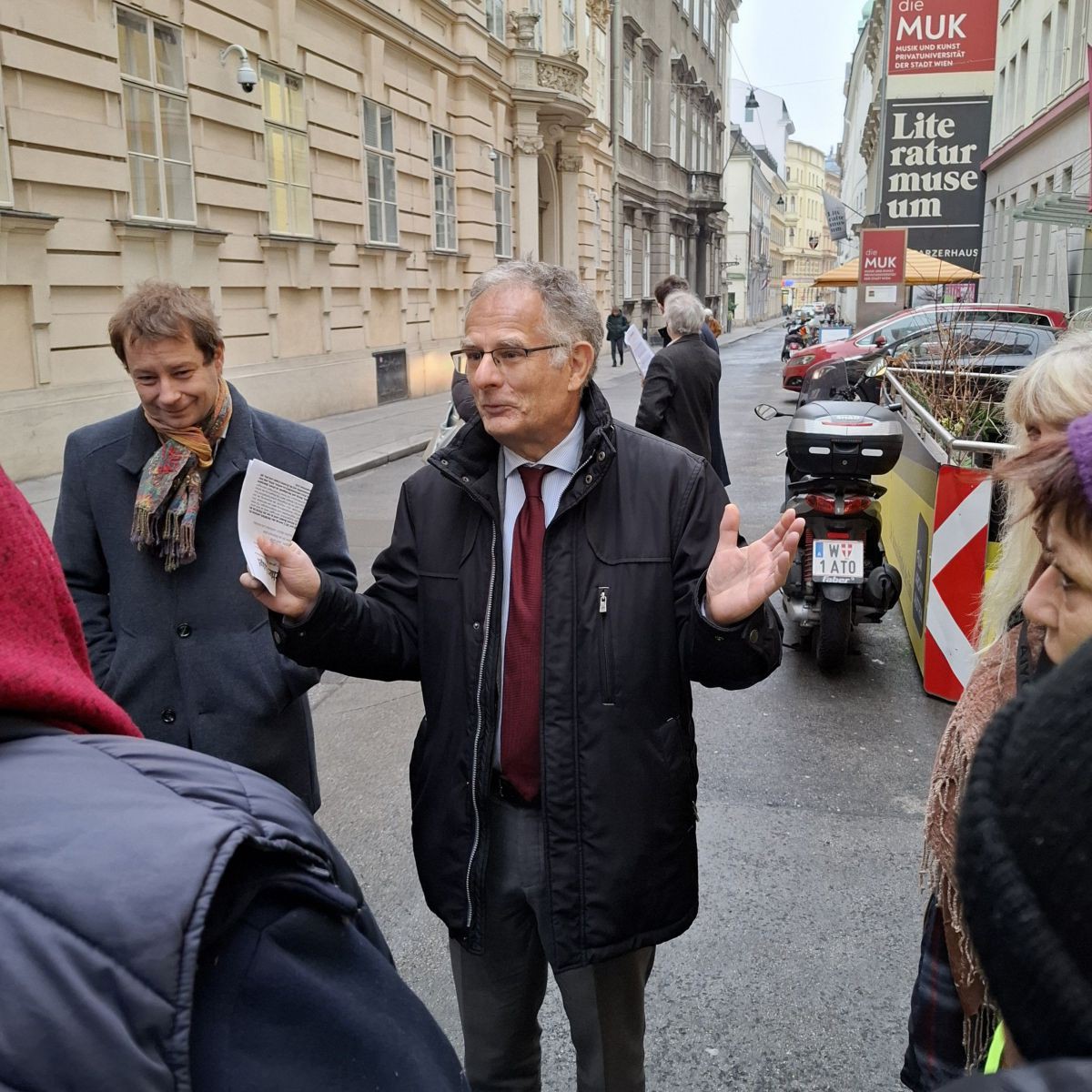 Finanzminister Markus Marterbauer (SP&Ouml;) sprach vor dem Ministerium mit den Protestteilnehmer:innen.
