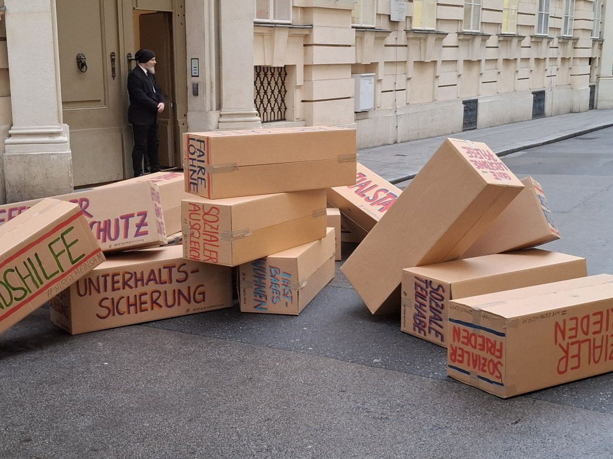 Stapel mit Pappkartons st&uuml;rzte zu Boden.