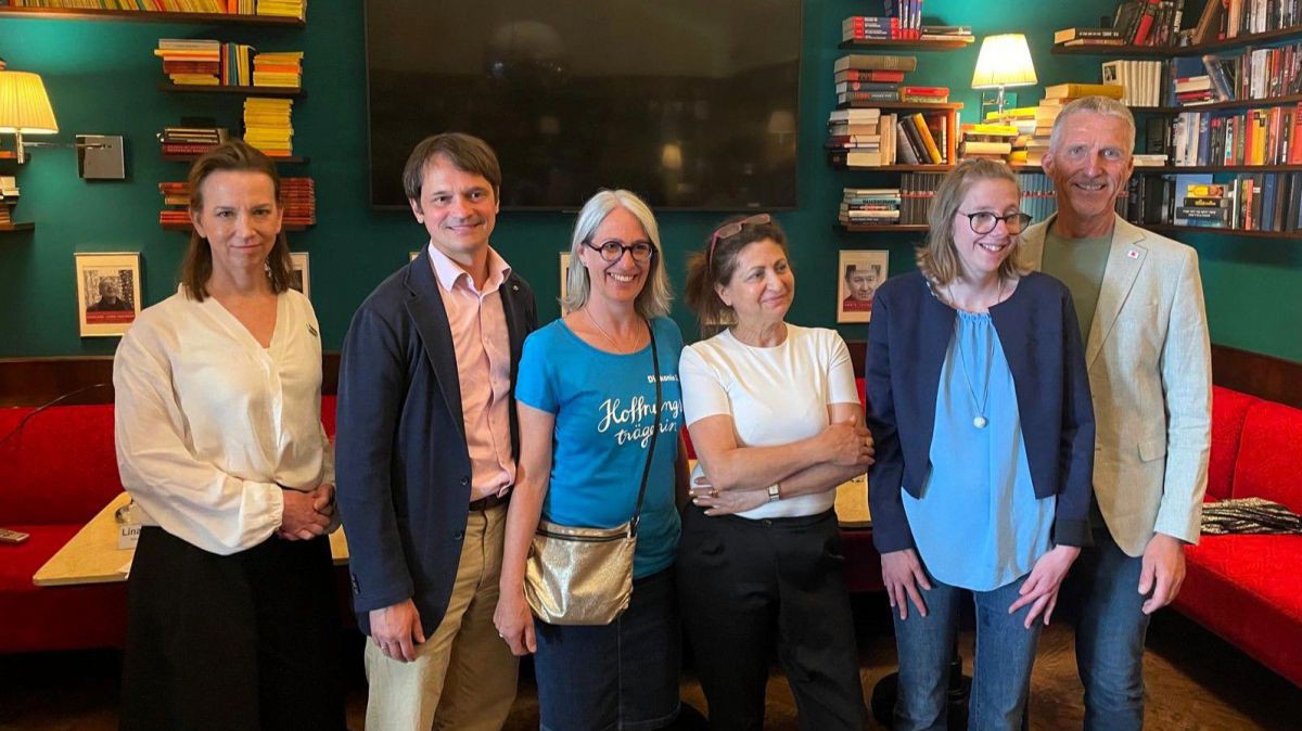 Pressekonferenz des Chancenreich-Bündnis im Wiener Café Museum am 4. Mai 2026. Vertreter:innen der Organisationen Lebenshilfe, Caritas, Diakonie, dabei-austria sowie eine Unternehmerin und eine Beschäftigte sprachen mit Vertreter:innen der Presse Gruppenbild: Teilnehmende der Pressekonferenz Chancenreich-Bündnis: