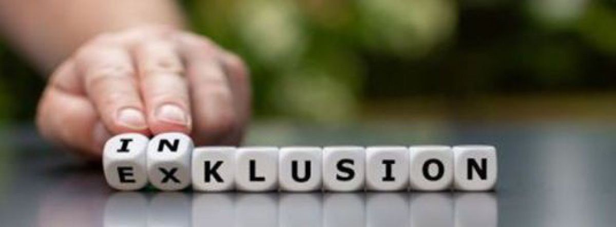 Foto zeigt aufgereihte W&uuml;rfel, die das Wort Inklusion bilden. Eine Hand dreht die Silbe "In", zum Vorschein kommt "Ex"