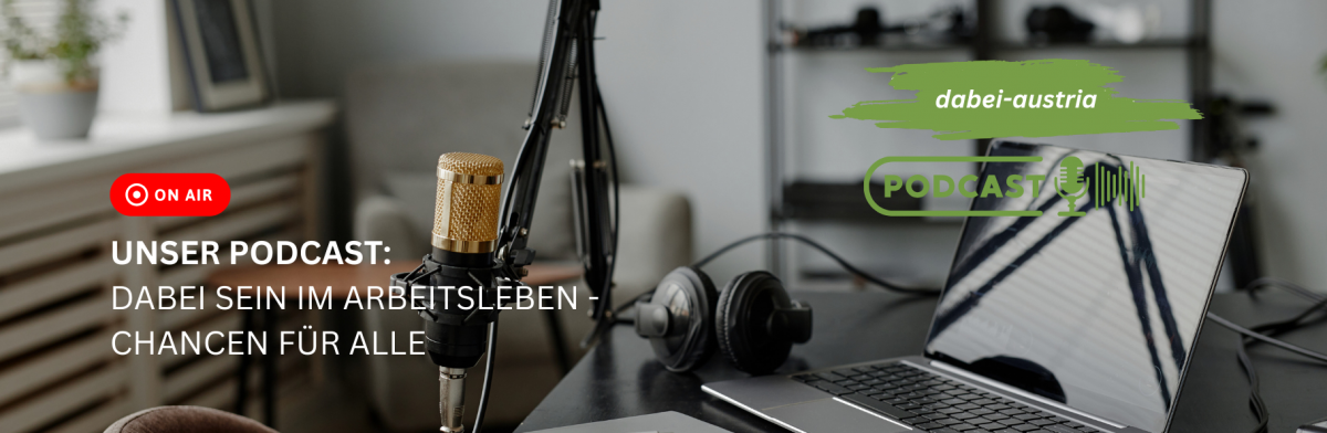 Ein Podcast-Aufnahmeplatz mit goldenem Gro&szlig;membranmikrofon, Kopfh&ouml;rern und aufgeklapptem Laptop auf einem dunklen Tisch in einem hellen Wohnraum. Oben rechts das Logo von dabei-austria und der Schriftzug &bdquo;PODCAST" mit Mikrofon-Symbol, links ein rotes &bdquo;ON 