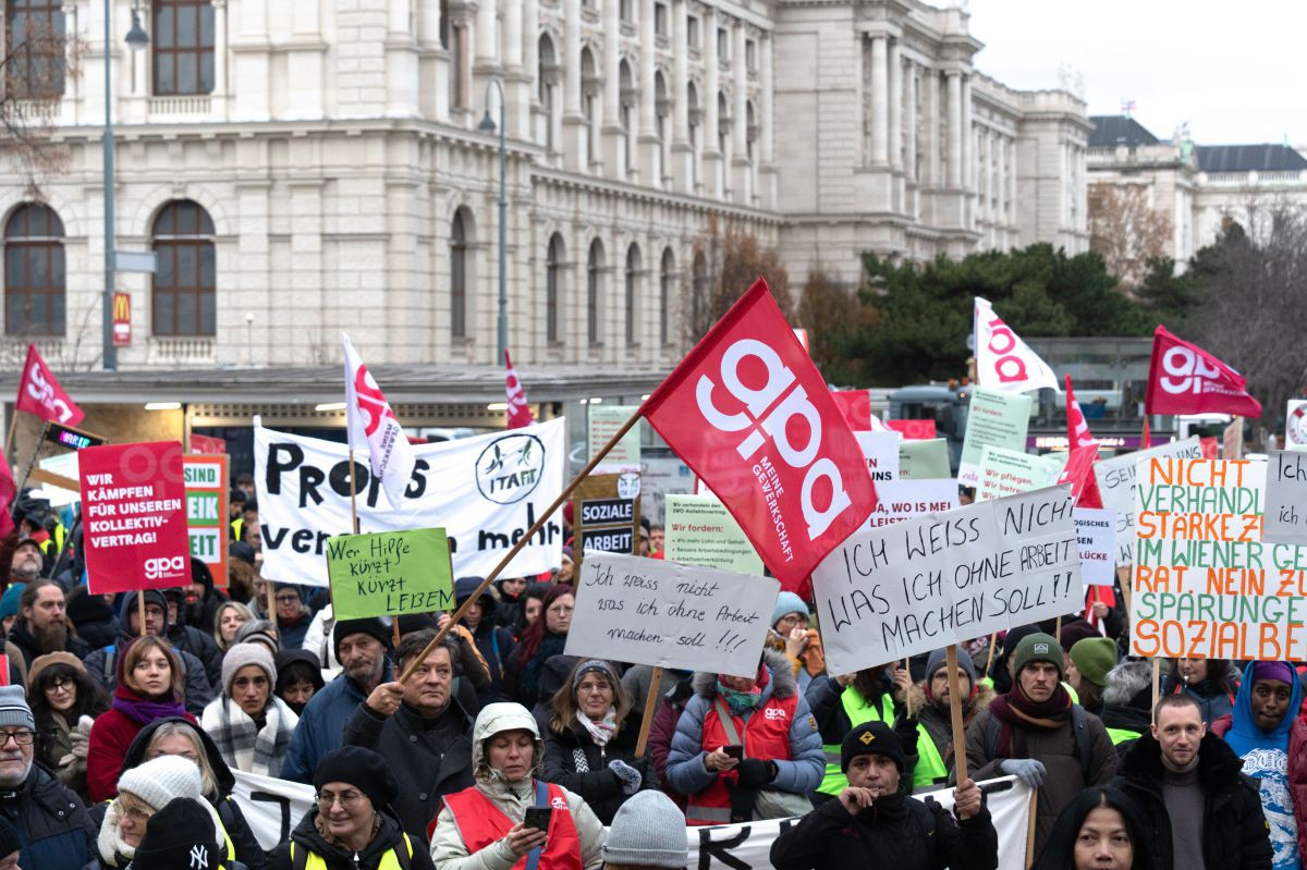 Foto zeigt Teilnehmer:innen einer Demonstration f&uuml;r h&ouml;here L&ouml;hne in der Sozialwirtschaft im November 2025 in Wien.