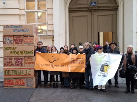Vertreter:innen des Netzwerks Armutskonferenz vor dem Finanzministerium.