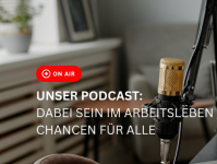 Ein Podcast-Aufnahmeplatz mit goldenem Gro&szlig;membranmikrofon, Kopfh&ouml;rern und aufgeklapptem Laptop auf einem dunklen Tisch in einem hellen Wohnraum. Oben rechts das Logo von dabei-austria und der Schriftzug &bdquo;PODCAST" mit Mikrofon-Symbol, links ein rotes &bdquo;ON 