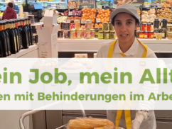 Mitarbeiterin in Supermarkt schiebt Wagen mit zubereiteten Speisen. Texteinblendung: Mein Job, mein Alltag - Menschen mit Behinderungen im Arbeitsleben